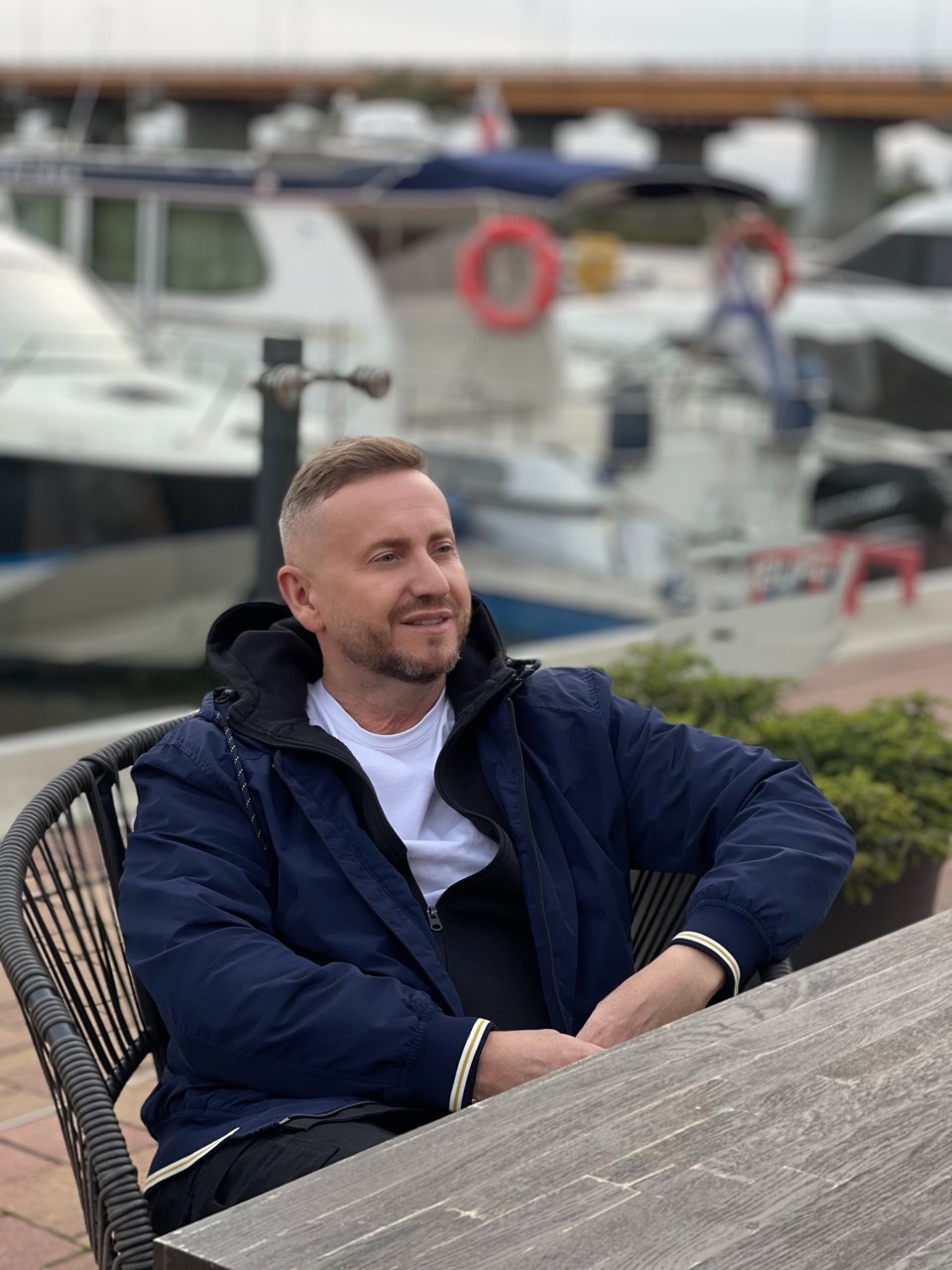 Михаил за столиком на набережной